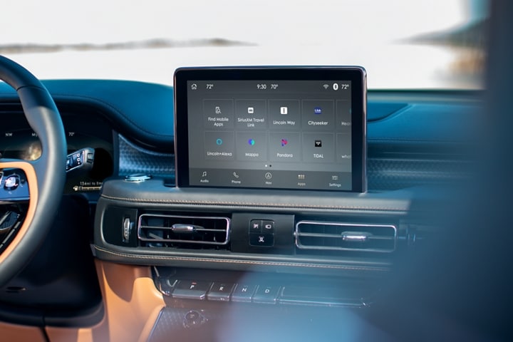 La pantalla central de una Lincoln Aviator® 2023 muestra cómo puedes llevar las aplicaciones móviles contigo