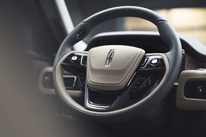 Imagen del volante de la Lincoln Aviator® 2023 con controles ubicados de forma intuitiva