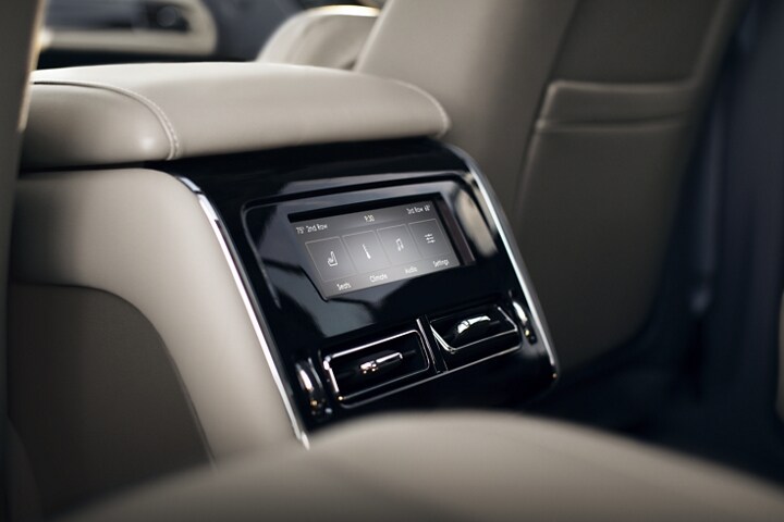 Se muestran los controles de temperatura en la parte trasera de la consola de la primera fila en una Lincoln Aviator® 2023