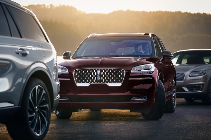 Imagen de una Lincoln Aviator® 2023 estacionada entre otros dos vehículos
