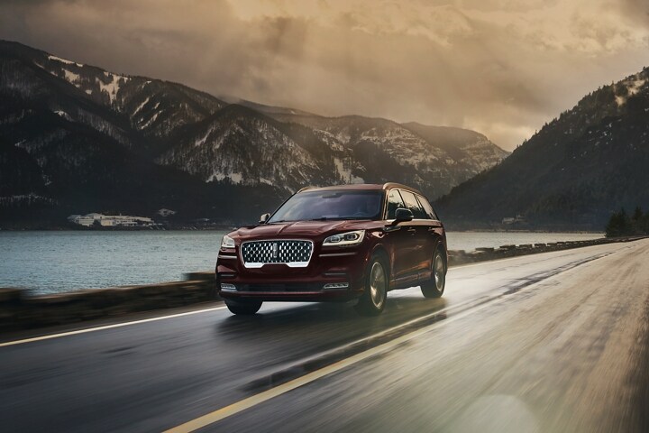 Se muestra una Lincoln Aviator® 2023 pasando por un río en un valle