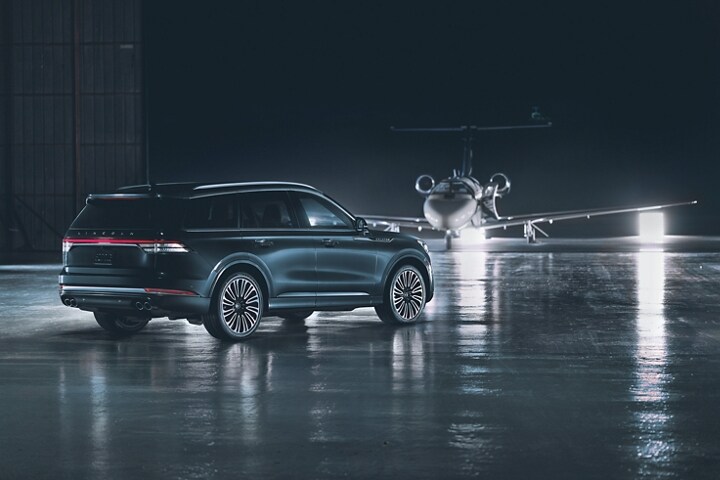 imagen de una Lincoln Aviator® Black Label 2023 estacionada en la pista de un aeropuerto