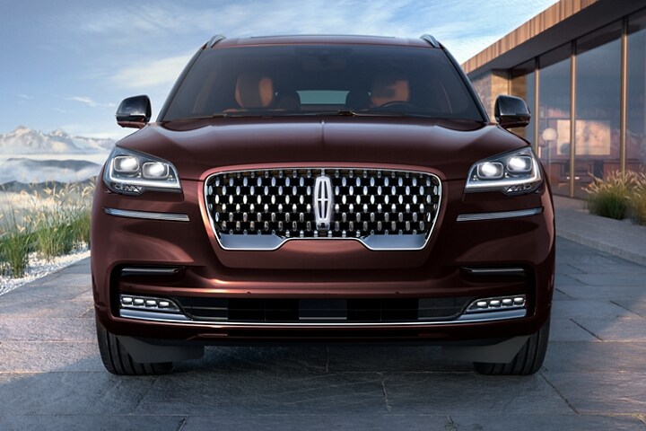 Se muestra la parte delantera de un modelo Lincoln Aviator® Black Label 2023 con una vista detallada de la parrilla y los faros delanteros