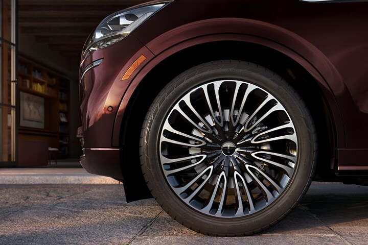Se muestra la exclusiva rueda de la Lincoln Black Label con 12 rayos curvos en un modelo Lincoln Aviator® Black Label 2023