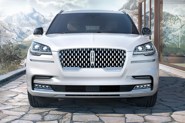 Una imagen frontal muestra la impactante parrilla de una Lincoln® Aviator Black Label 2023