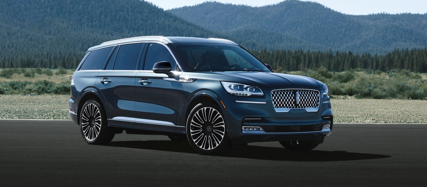 Se muestra un modelo Lincoln Aviator Black Label 2023 con el color exterior azul Flight