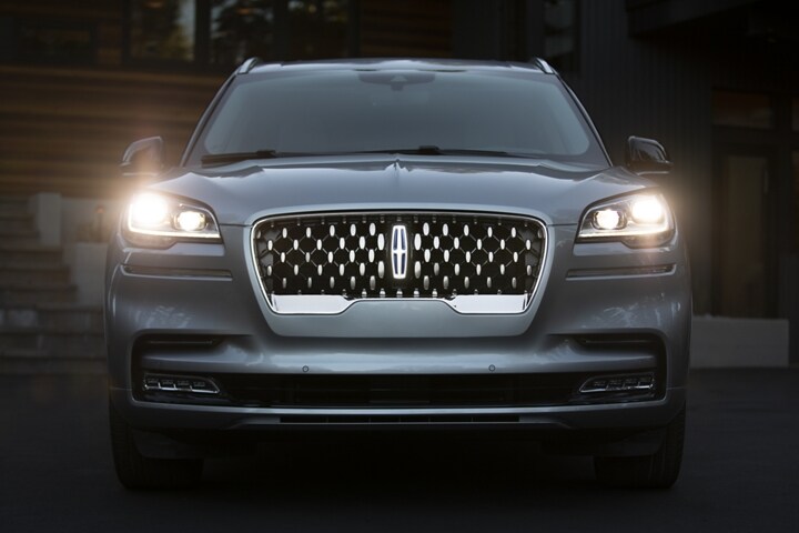 Imagen de una Lincoln Aviator® 2023 con el paquete de iluminación disponible