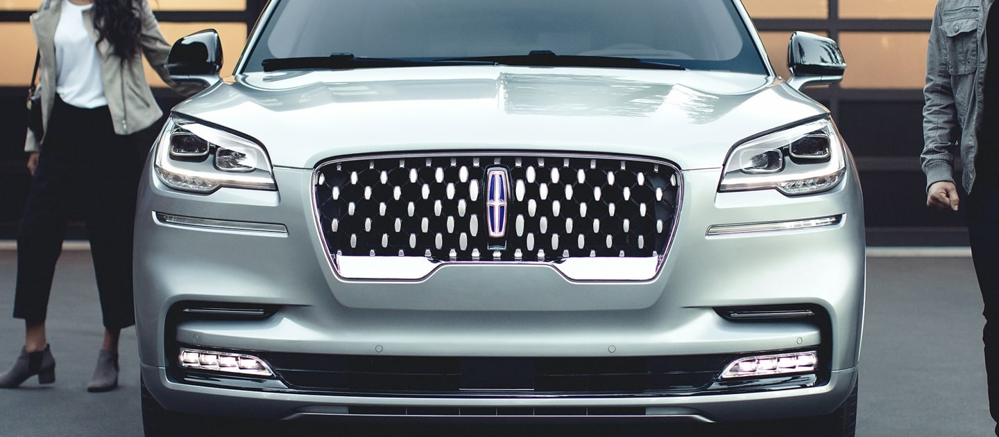 Se muestra la parrilla brillante de la Lincoln Aviator® Grand Touring 2023
