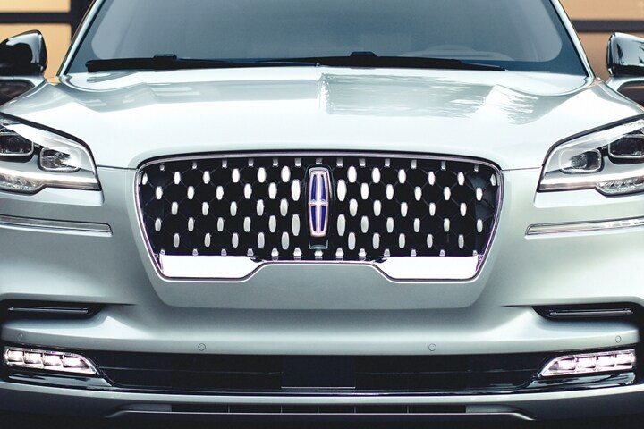 Se muestra la parrilla brillante de la Lincoln Aviator® Grand Touring 2023
