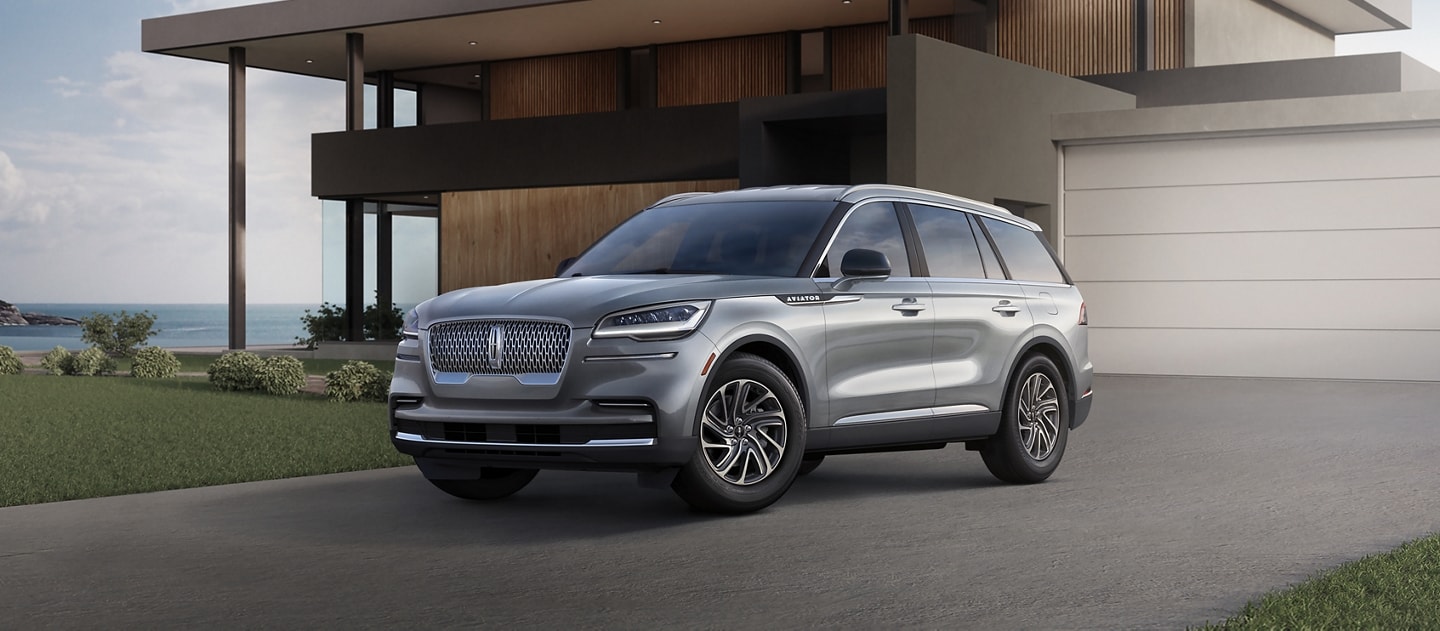 Se muestra el modelo Lincoln Aviator® 2023 estándar en color exterior plateado radiante