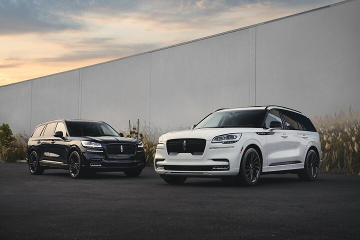 Se muestra una Lincoln Aviator® 2023 con el paquete de apariencia Jet en blanco inmaculado disponible