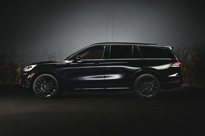 Se muestra la Lincoln Aviator® 2023 con el paquete de apariencia Jet en negro infinito disponible