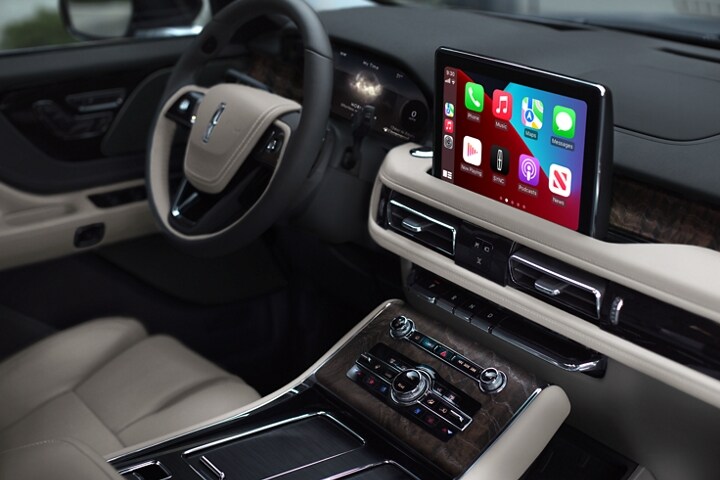 Imagen de la pantalla táctil de la consola central de una Lincoln Aviator® 2023 donde se muestran varias capacidades compatibles con smartphone