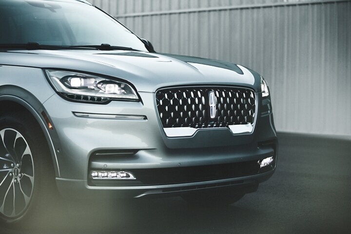 La parrilla y los faros delanteros audaces de una Lincoln® Aviator 2023 muestran el paquete de iluminación disponible