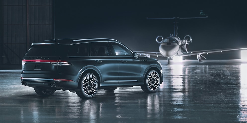 Se muestra el modelo Lincoln Aviator® Black Label 2023 estacionada en la pista de un aeropuerto privado