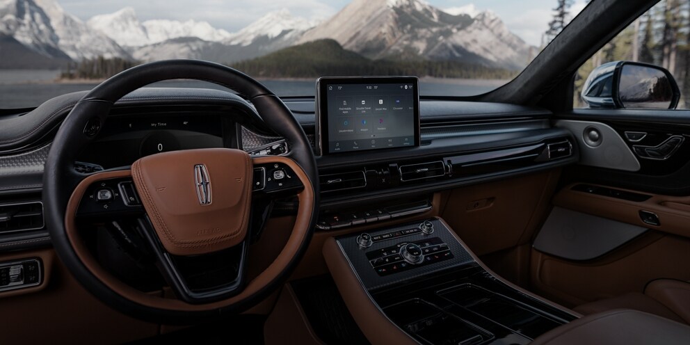 Se muestra el interior de una SUV Lincoln Aviator® Black Label 2024 con el tema interior Flight
