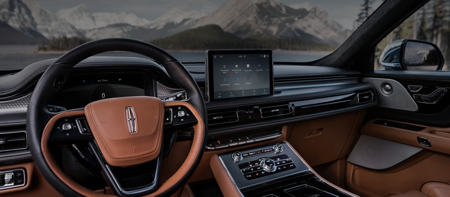 Se muestra la cabina delantera de una SUV Lincoln Aviator® 2024 desde la perspectiva del conductor