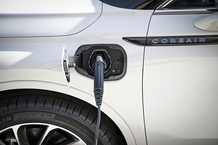 Se enchufa un cargador eléctrico en el puerto de un modelo Lincoln Corsair® Grand Touring 2023 cerca de la puerta del lado del conductor