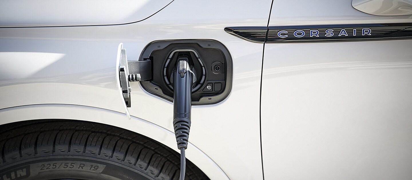 Se muestra un cable de alimentación móvil enchufado en una Lincoln Corsair® Plug-in Hybrid 2023 mientras se carga