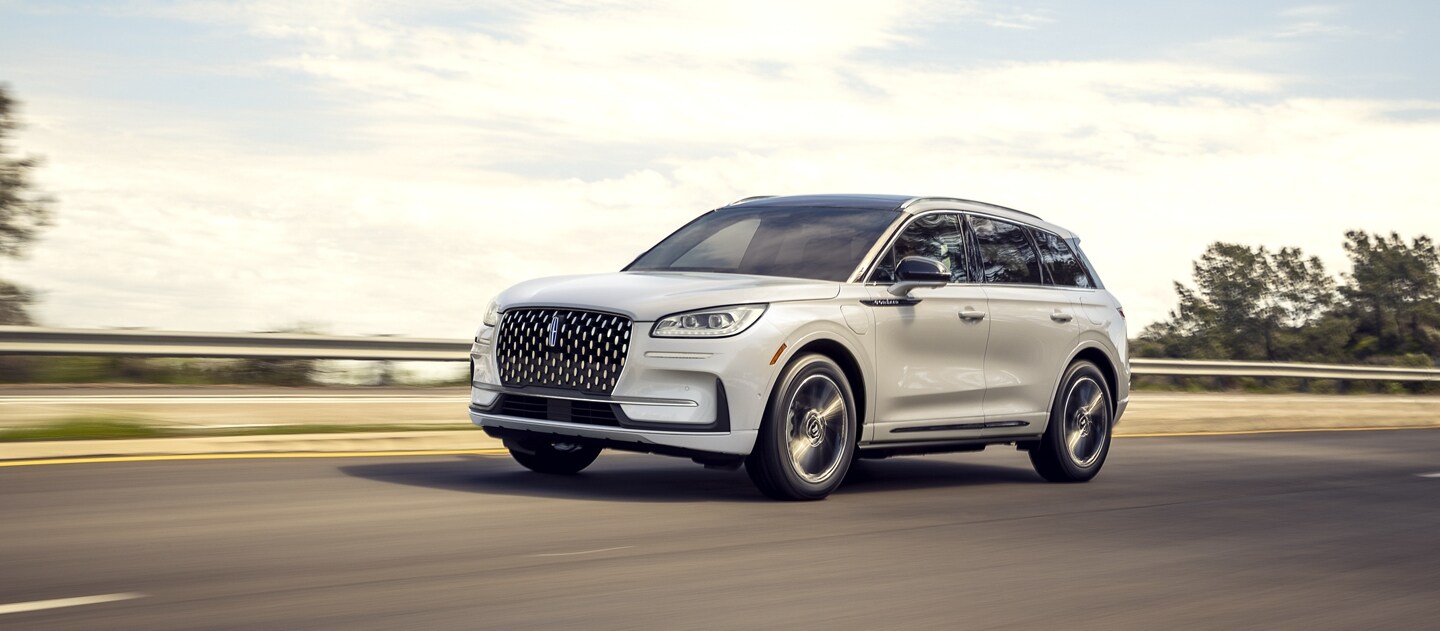 Se muestra una SUV Lincoln Corsair® Grand Touring 2023 andando por una carretera rural