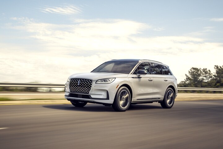 Modelo Lincoln Corsair® Grand Touring 2023 en color exterior blanco inmaculado