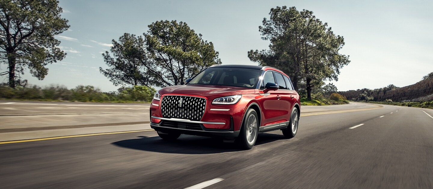 Se muestra una SUV Lincoln Corsair® 2023 andando por una carretera costera