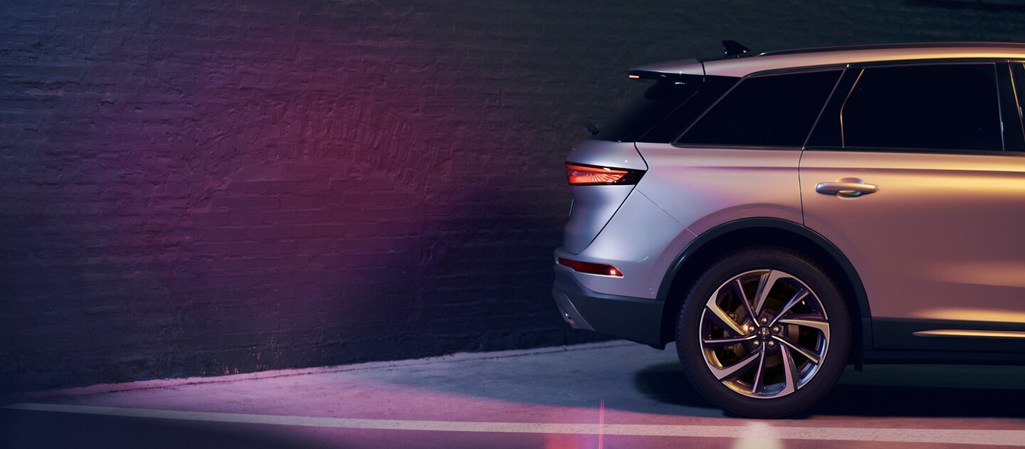 Se muestra una SUV Lincoln Corsair® 2023 marcha atrás cerca de una pared