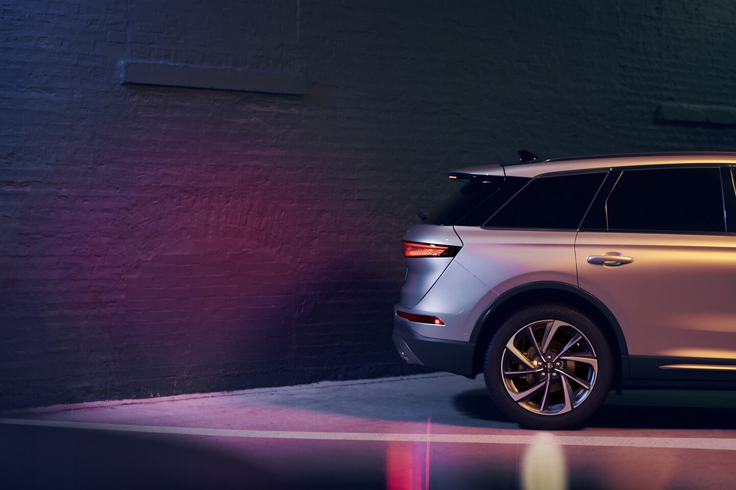 Se muestra una SUV Lincoln Corsair® 2023 marcha atrás cerca de una pared