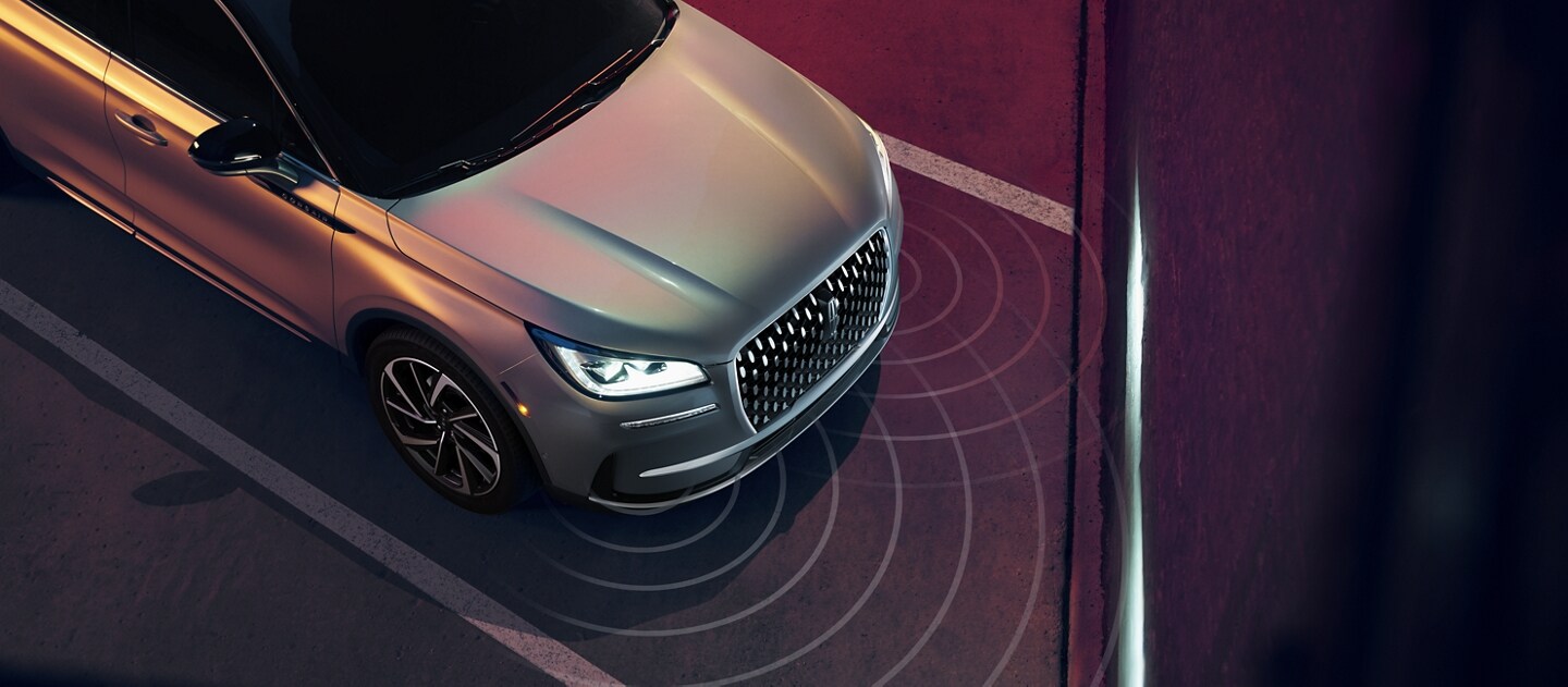 Se muestran luces de sensor simuladas que se emiten de la parte frontal de una SUV Lincoln Corsair® 2023