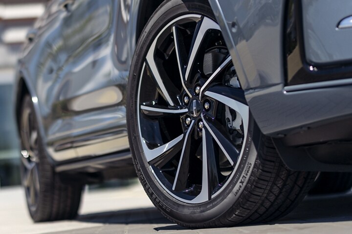 Se muestra una SUV Lincoln Corsair® Grand Touring 2023 con ruedas de 20” disponibles
