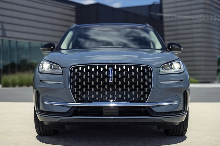 Se muestra la llamativa parte delantera de un modelo Lincoln Corsair® Grand Touring 2023