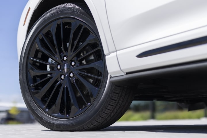 The 20-inch wheels included in the Jet Appearance Package are shown