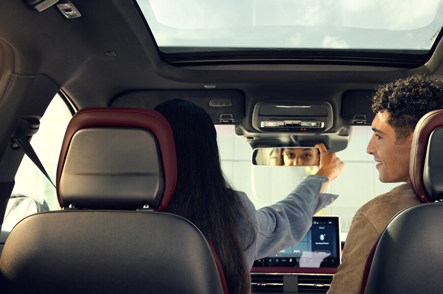 El espejo retrovisor sin marco de la SUV Lincoln Corsair® 2023 combina forma y función.