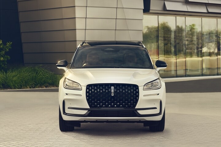 Se muestra el frente de una SUV Lincoln Corsair® 2023 para mostrar su apariencia rediseñada