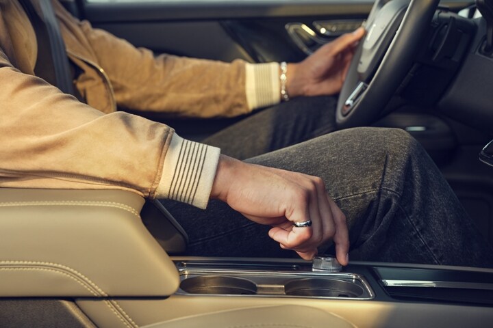 Se muestra la mano de una persona conduciendo una SUV Lincoln Corsair® 2023 que ajusta la perilla de modos de tracción
