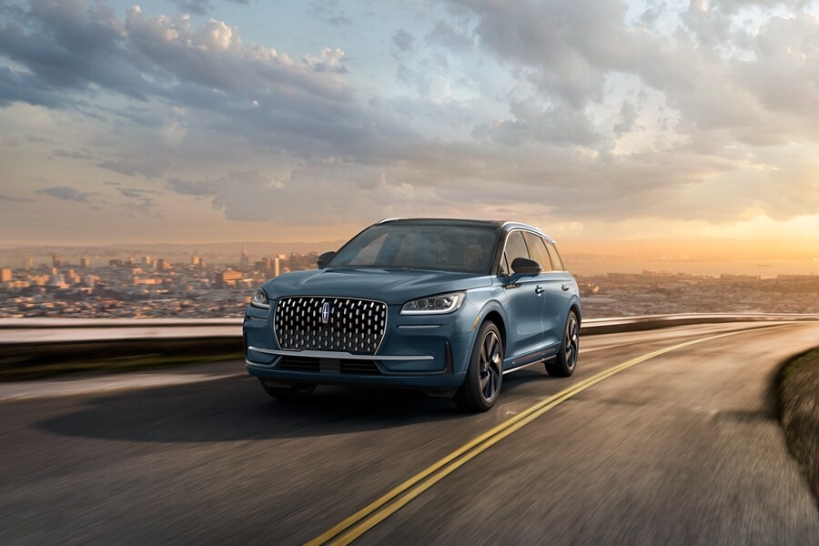 Se muestra un modelo Lincoln Corsair® Grand Touring 2023 andando por un camino de montaña
