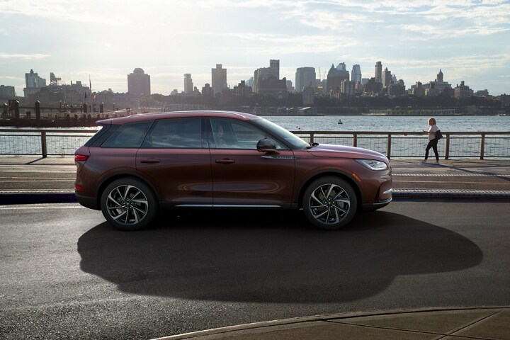 Una SUV Lincoln Corsair® 2023 estacionada en un parque a la orilla del río