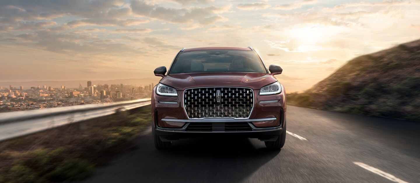 Se muestra una SUV Lincoln Corsair® 2023 andando en un camino de montaña