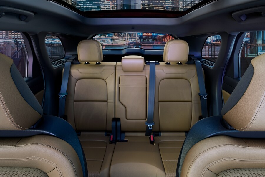 Los asientos traseros de una SUV Lincoln Corsair® 2023 ofrecen amplio espacio