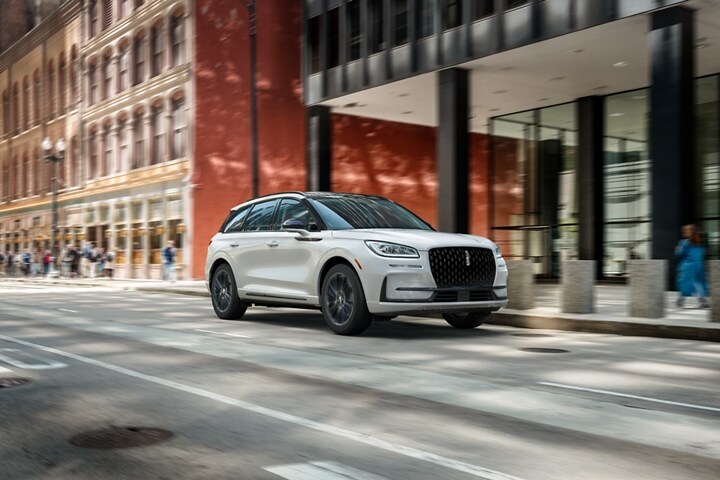 Una SUV Lincoln Corsair® 2023 con el paquete de apariencia Jet andando en una ciudad