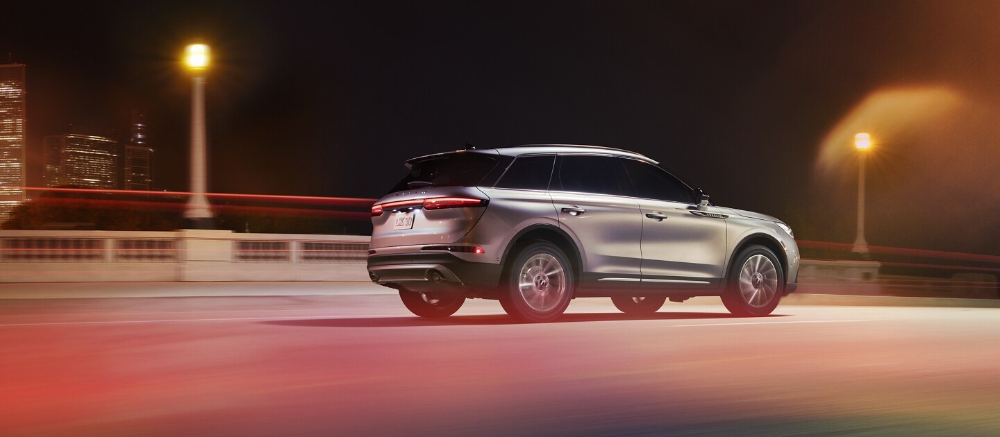 Se muestra una SUV Lincoln Corsair® 2023 andando por un puente de la ciudad