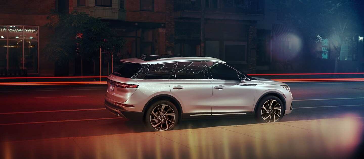 Una SUV Lincoln Corsair® 2023 estacionada en una ciudad a la noche