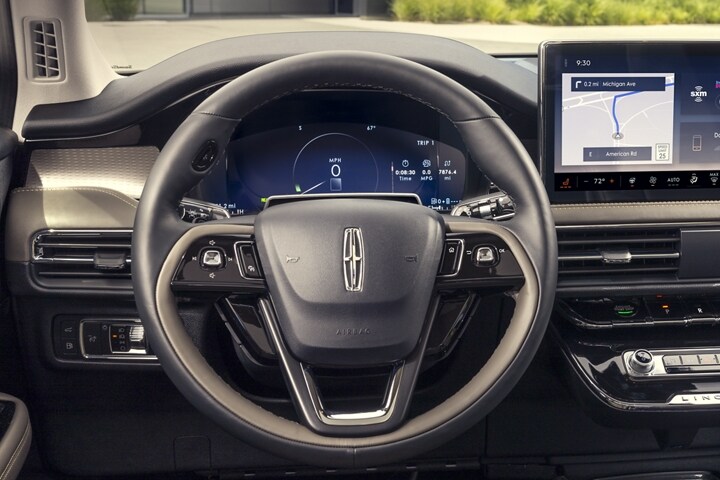 En el grupo de instrumentos digital detrás del volante de la SUV Lincoln Corsair® 2024 se ve una alerta amigable para tener en cuenta las indicaciones