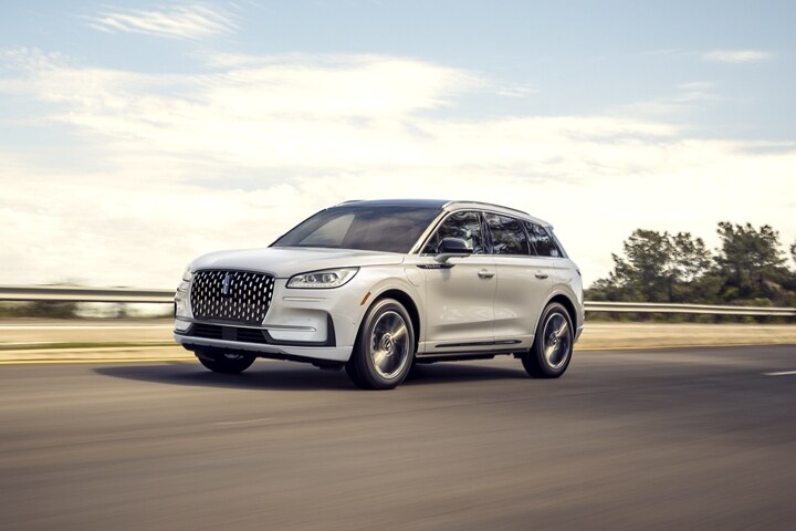 Modelo Lincoln Corsair® Grand Touring 2024 en color exterior blanco inmaculado