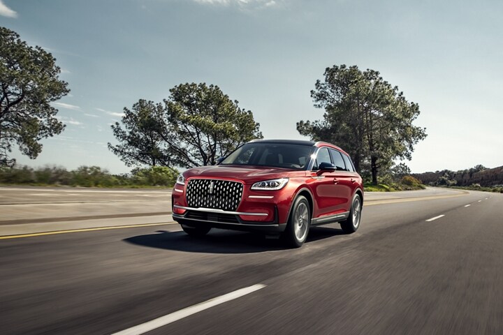 Se muestra una SUV Lincoln Corsair® 2024 andando en un entorno rural