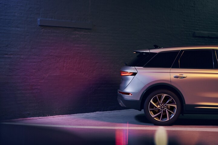 Se muestra una SUV Lincoln Corsair® 2024 marcha atrás cerca de una pared