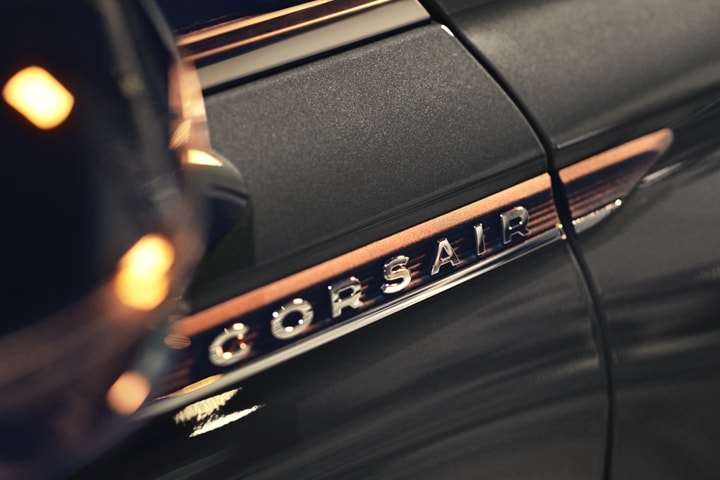 El emblema cromado en la puerta de una Lincoln Corsair® 2024 es un elegante símbolo de lujo y arte