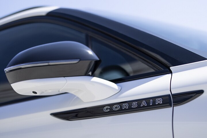 Se muestra el espejo lateral plegado del lado del pasajero de una SUV Lincoln Corsair® 2024