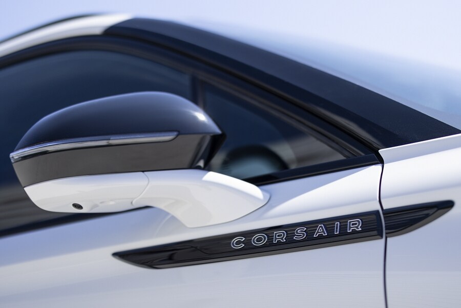 Se muestra el espejo lateral del lado del pasajero de una SUV Lincoln Corsair® 2024