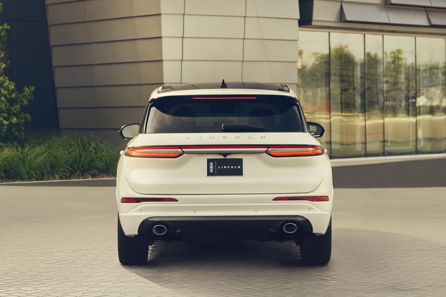 Las luces traseras LED de una SUV Lincoln Corsair® 2024 envuelven todo el ancho del vehículo